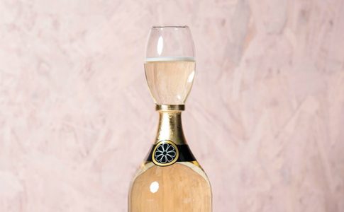 Illustratie voor: Vier een geweldig feestje met dit bodemloze prosecco glas