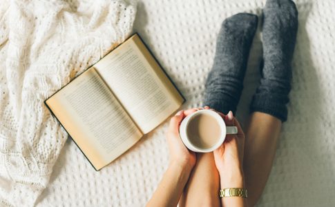Illustratie voor: Avondje op de bank? Dit zijn de mooiste romantische boeken