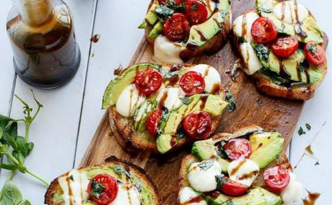 Illustratie voor: Lunch tip: Caprese Avocado Toast