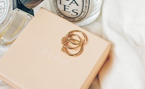 Illustratie voor: Dit zijn de mooiste minimalistische sieraden waar je jezelf nu op wilt trakteren