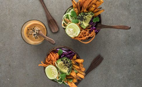 Illustratie voor: Overheerlijke Buddhabowl met zoete aardappel en kikkererwten