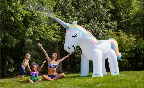 Illustratie voor: Deze mega opblaasbare unicorn sproeier maakt jouw zomer compleet
