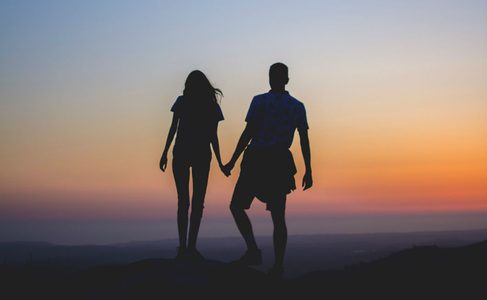 Illustratie voor: 4 redenen waarom reizen met je lief goed is voor je relatie