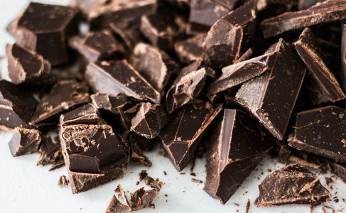 Illustratie voor: Science says: Waarom het eten van chocolade juist goed is voor je huid
