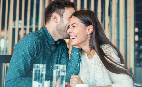 Illustratie voor: Interessante vragen voor tijdens je eerste date om die ongemakkelijke stiltes te voorkomen