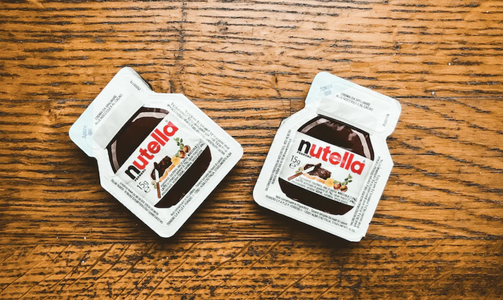 melk in een lege pot nutella moet gieten