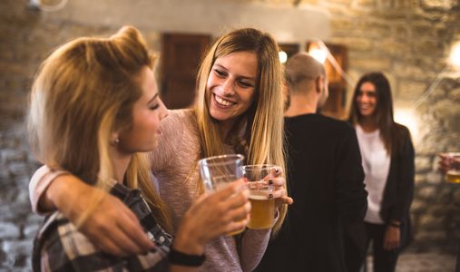 Illustratie voor: #26 Dat dus: Aan de bar bier bestellen…