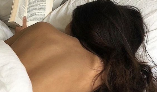 Illustratie voor: Weg met die pyjama: dit zijn de 8 voordelen van naakt slapen