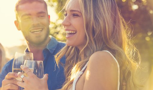 Illustratie voor: Het perfecte excuus: alcohol maakt je aantrekkelijker