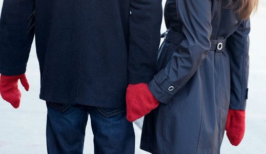 Illustratie voor: Voor de echte tortelduifjes: een handschoen voor twee