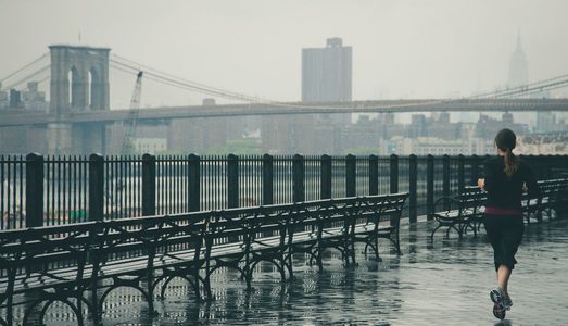 Illustratie voor: Haal je hardloopschoenen uit de kast: in de winter vallen we sneller af