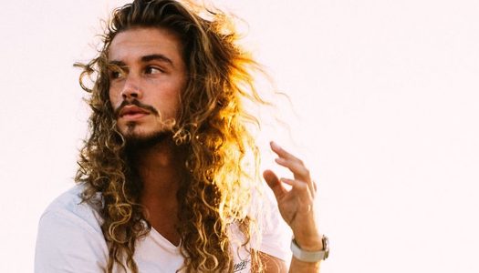 Illustratie voor: Deze drie mannen met lang haar gaan jouw dag maken