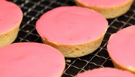 glazuur-van-een-roze-koek