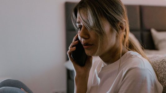 Vrouw aan de telefoon.