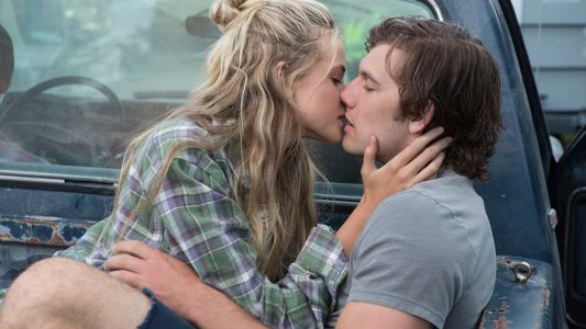 Stel zoent in een pick-up wagen.