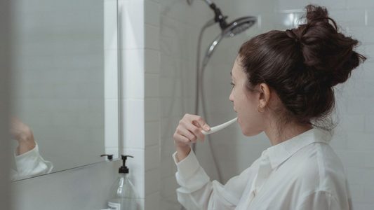 Vrouw poetst haar tanden.
