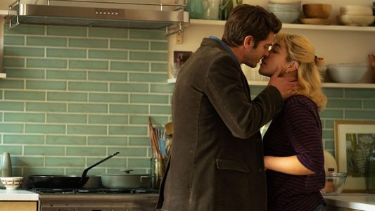 Man en vrouw in de keuken.