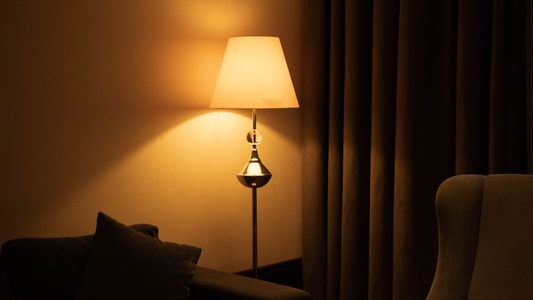 Gedimde lamp in een woonkamer.