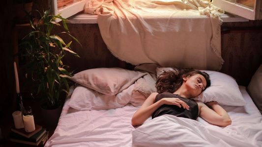 Slapende vrouw in bed