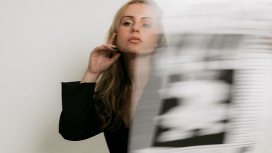Vrouw leest de krant.