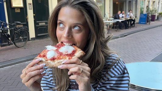 Zaar Goedemans eet pizza.