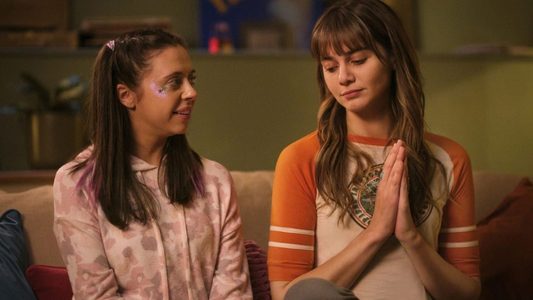 Birdy en Maggie zittend op de bank in Everything I Know About Love