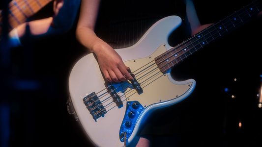 Vrouw speelt gitaar.