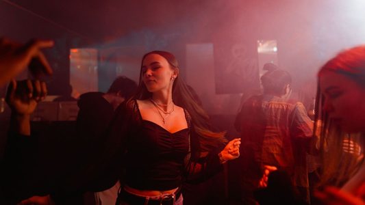 Dansende jonge vrouw.