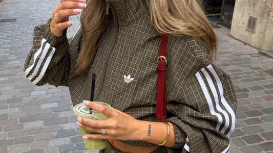 Vrouw in Adidas-set.