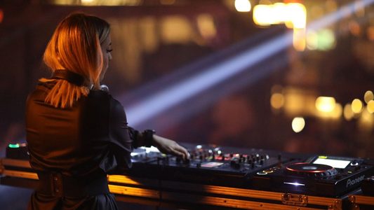 Vrouw achter DJ-booth