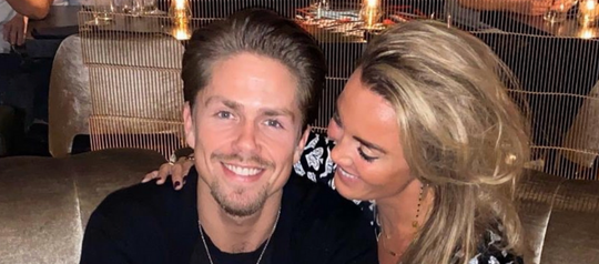 Illustratie voor: André Hazes verwijdert foto met Monique over relatiebreuk