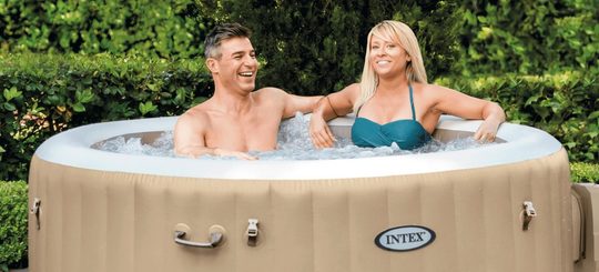 Illustratie voor: Zwoele zomeravonden: Aldi verkoopt spa whirlpool voor in je tuin