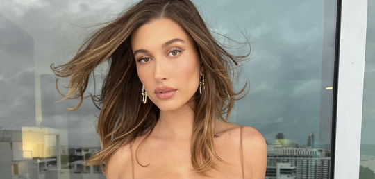 Hailey Bieber deelt beauty-hack voor volle lippen