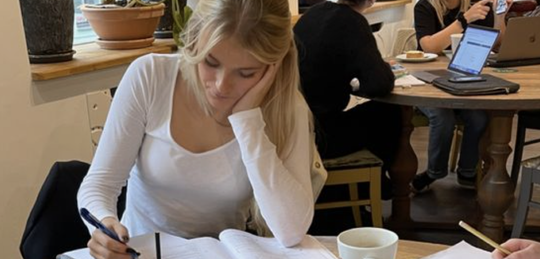 Illustratie voor: Zó hoog is de gemiddelde studieschuld in Nederland