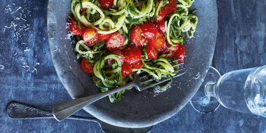 Illustratie voor: Dit zijn de allerlekkerste recepten met courgettepasta