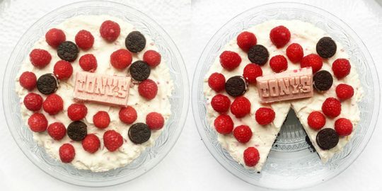Illustratie voor: Recept van de dag: Cheesecake met Oreo, Tony’s Chocolonely en frambozen