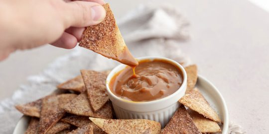 zoete-tortilla-chips-karamelsaus