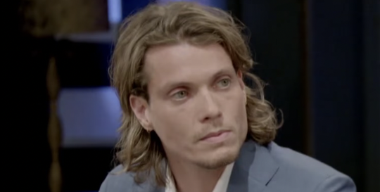 Tony wordt geroast in de reünie