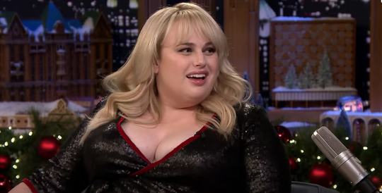 Illustratie voor: Afgevallen Rebel Wilson steelt de show in een geweldig rode jurk