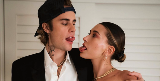 Illustratie voor: Hailey Bieber vertelt over haar zwaarste moment met Justin Bieber