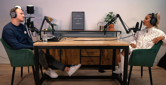 Illustratie voor: Déze BN’ers hebben een eigen podcast die jij nu kunt luisteren
