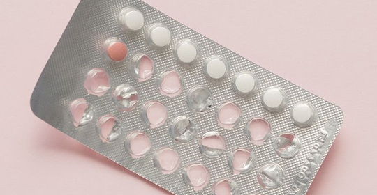 Illustratie voor: Stoppen met de pil? Dit kan zorgen voor haaruitval en acne