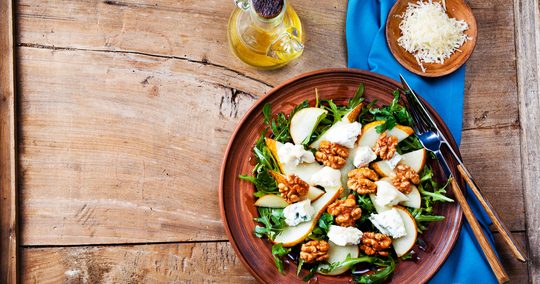 Illustratie voor: Dit recept voor een zomerse salade met peer wil je deze week maken