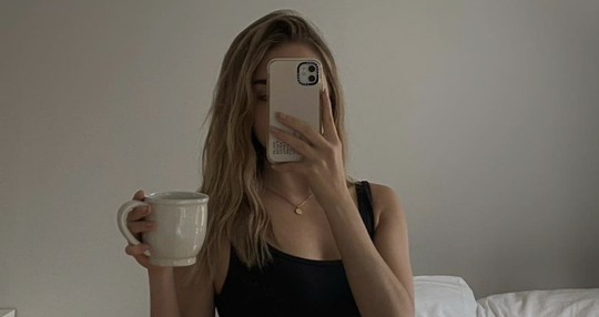 tanden poetsen na het koffie drinken