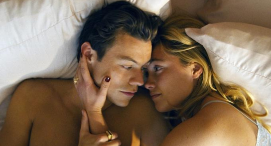Harry Styles tuft op co-star