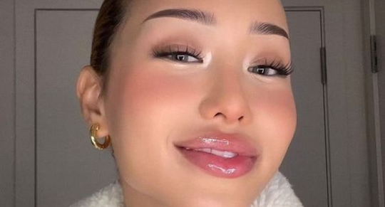 Cold girl make-up look