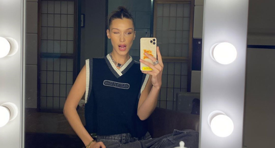 Bella Hadid spiegel foto bril