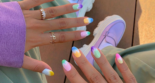 nageltrends voorjaar 2023 kleurrijke nagels