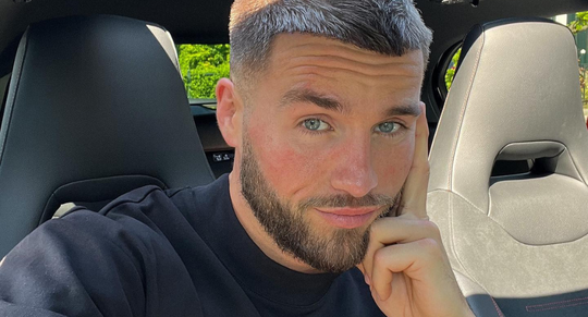 Donny Roelvink maakt selfie in een auto.