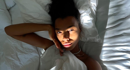 Vrouw ligt in bed.